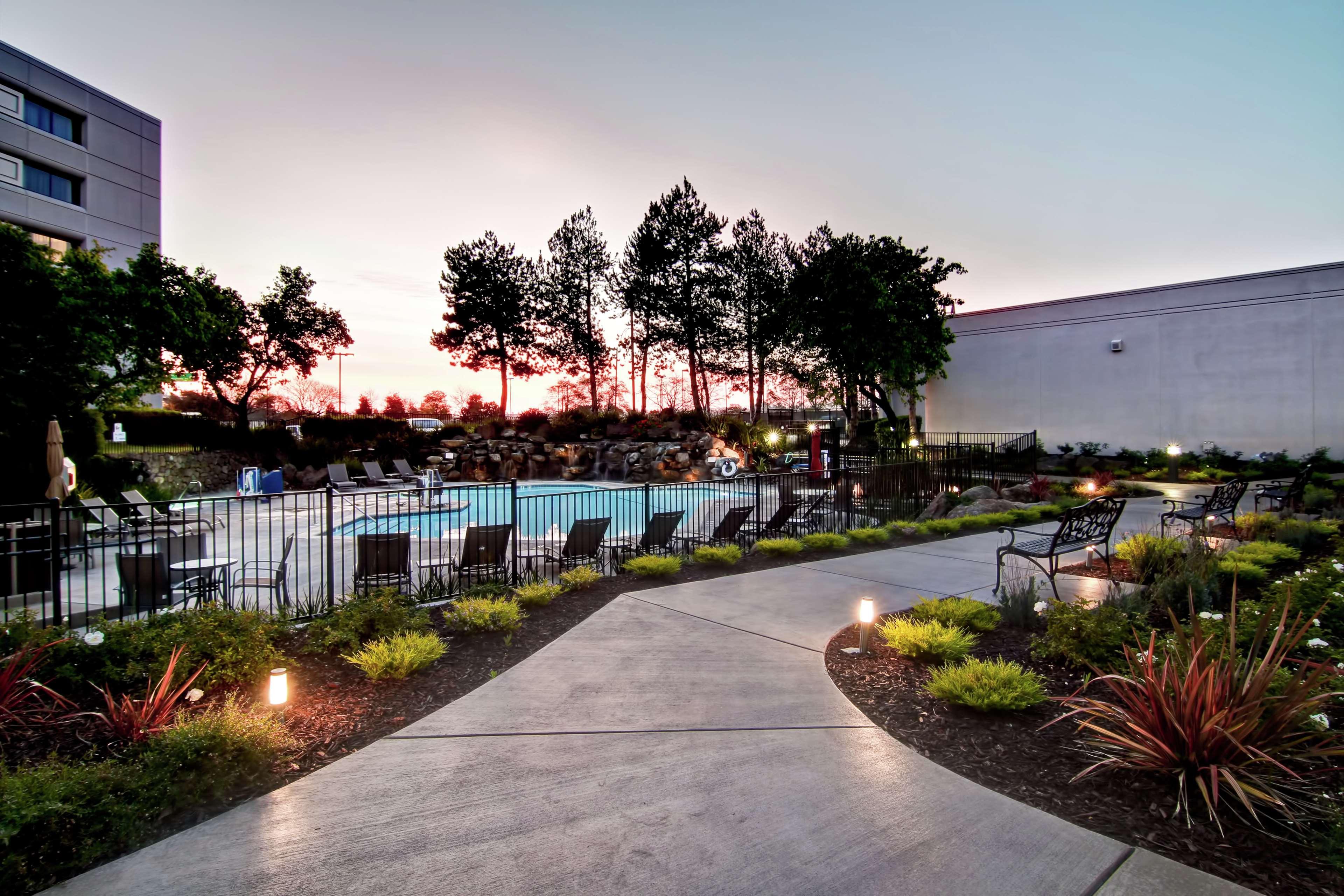 Doubletree By Hilton Pleasanton At The Club Hotel Exterior photo