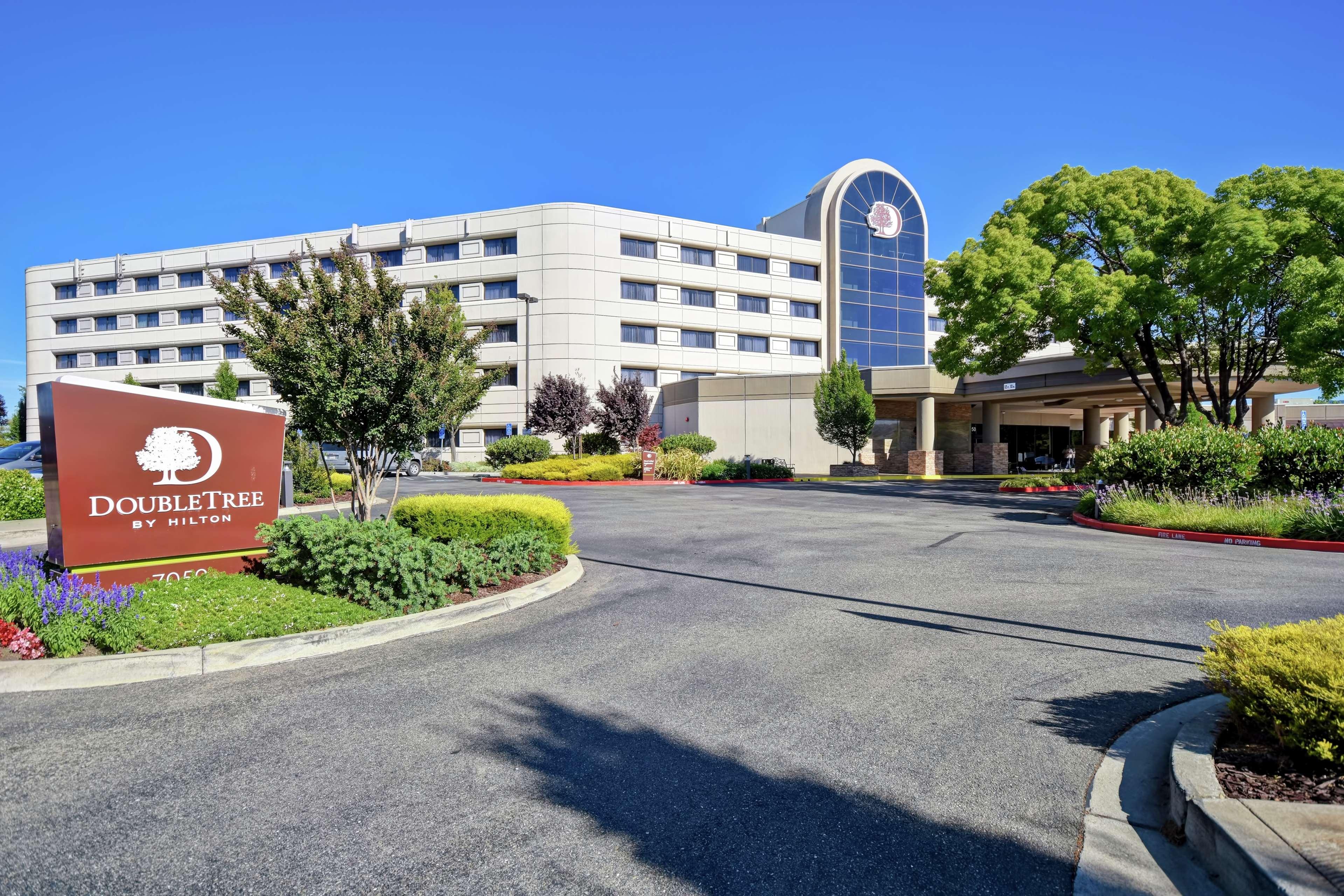 Doubletree By Hilton Pleasanton At The Club Hotel Exterior photo