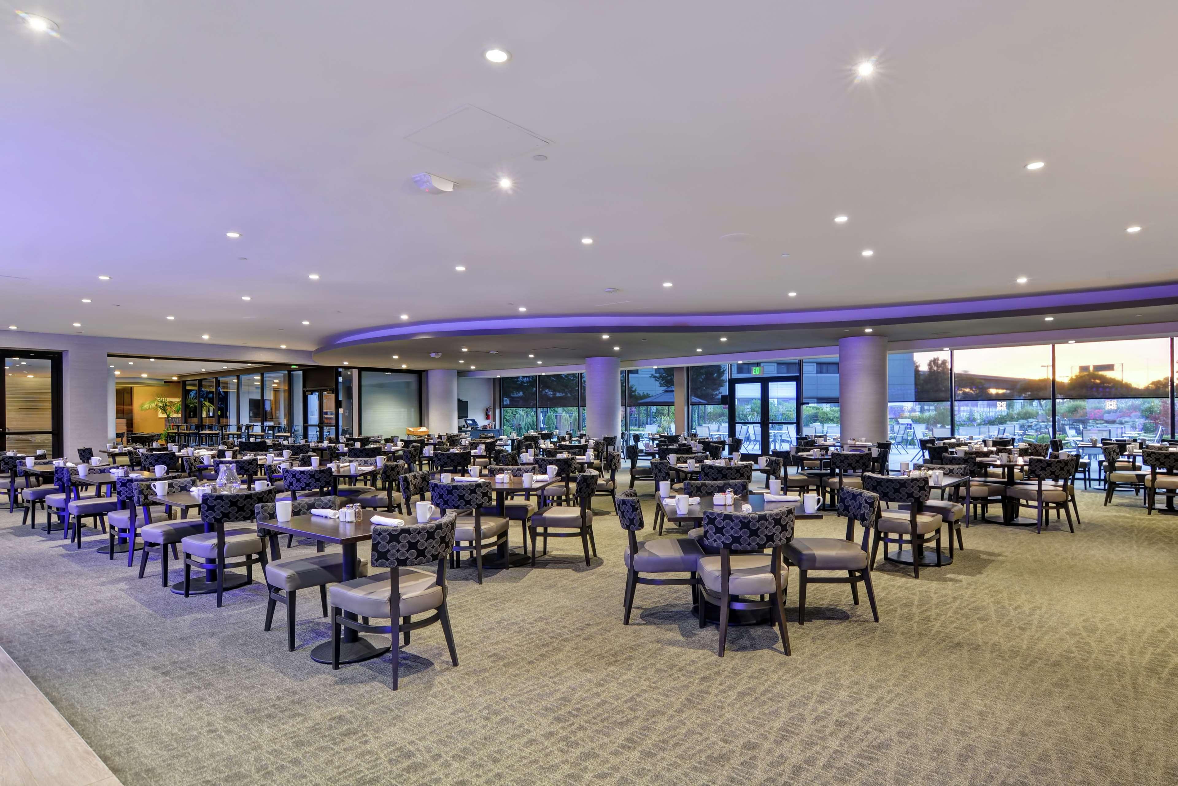 Doubletree By Hilton Pleasanton At The Club Hotel Exterior photo