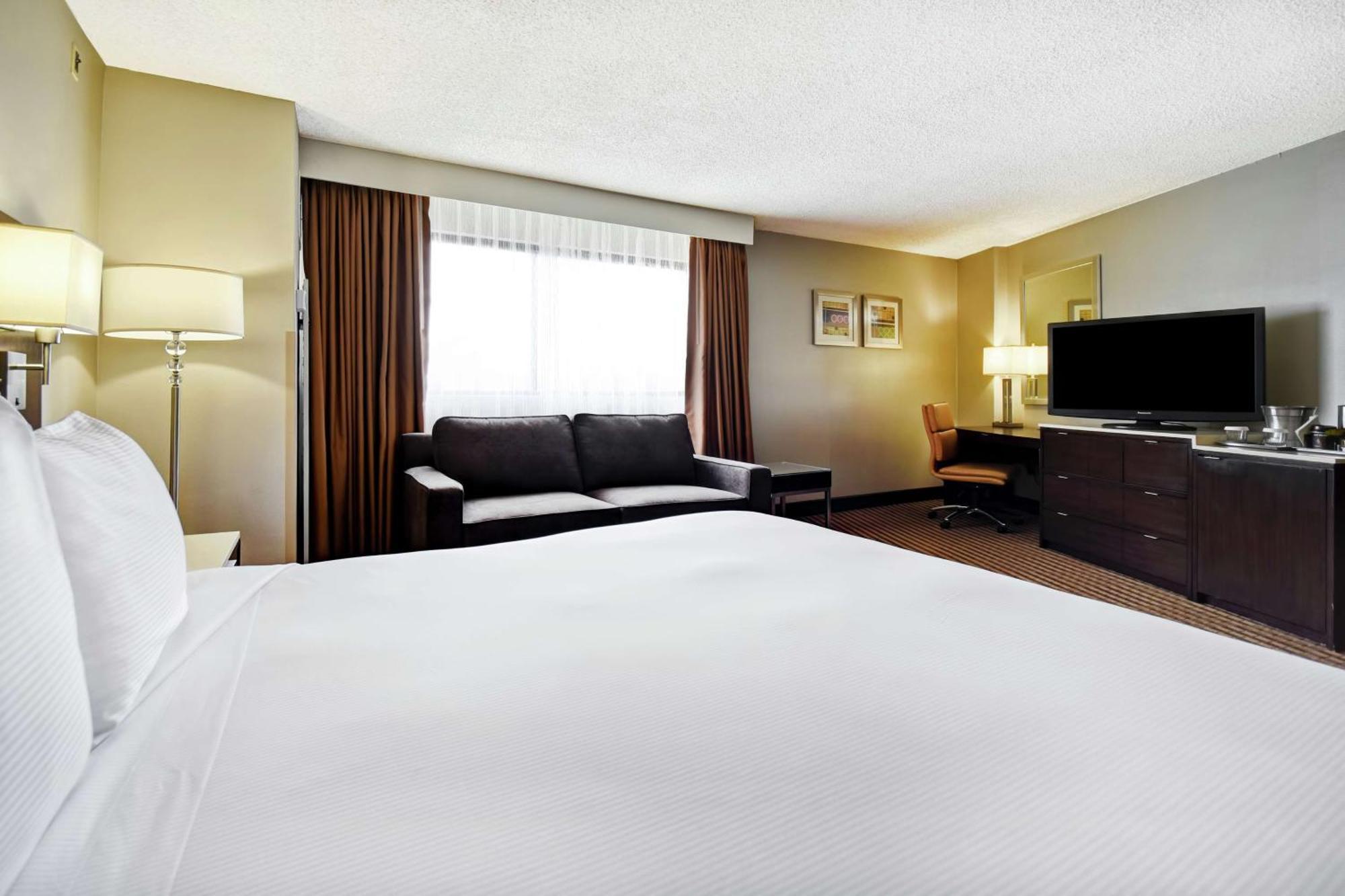 Doubletree By Hilton Pleasanton At The Club Hotel Exterior photo