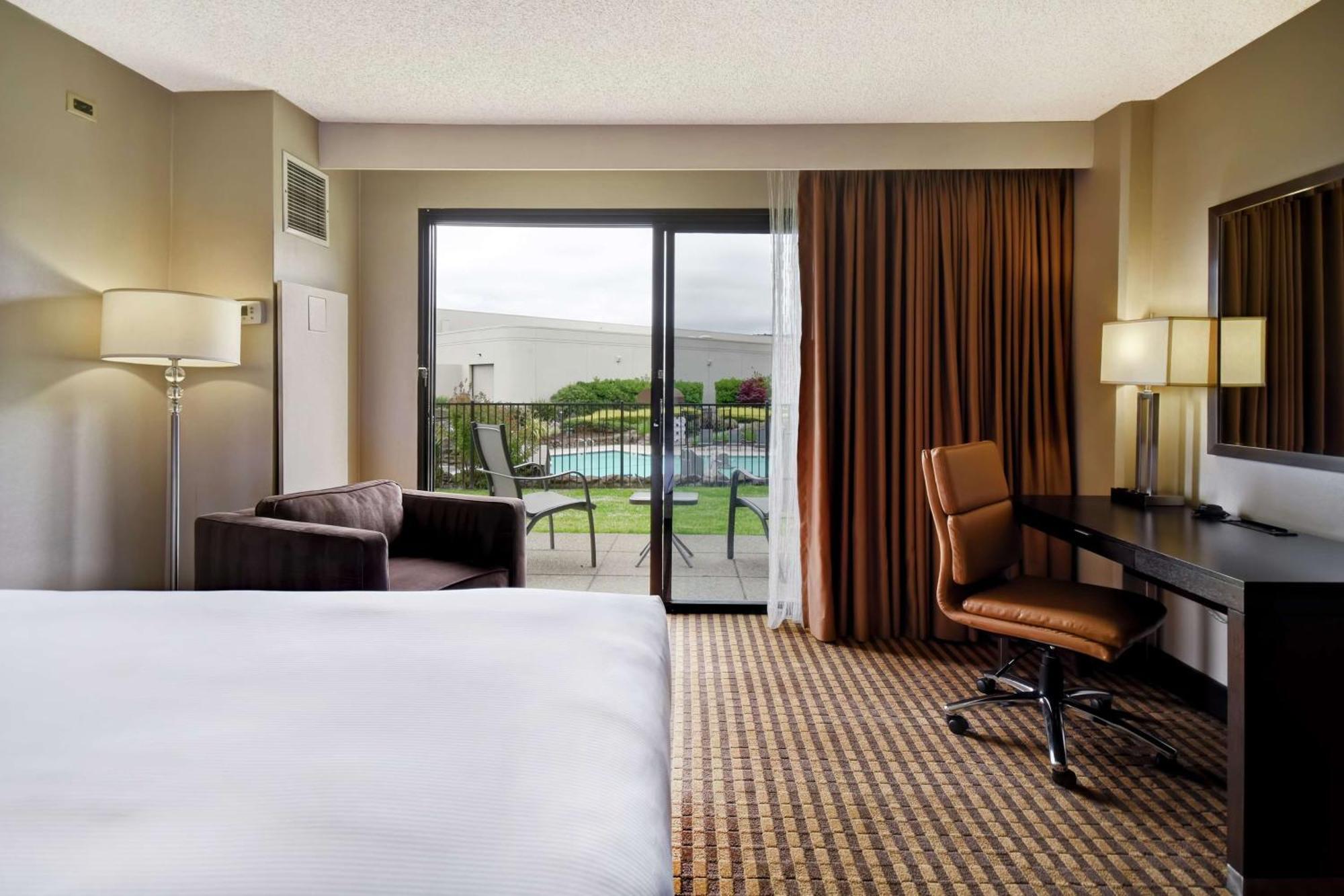 Doubletree By Hilton Pleasanton At The Club Hotel Exterior photo
