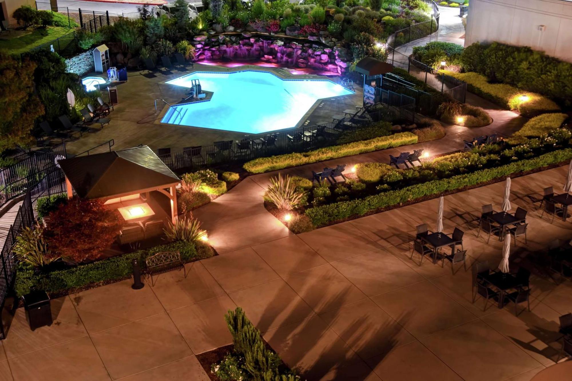 Doubletree By Hilton Pleasanton At The Club Hotel Exterior photo