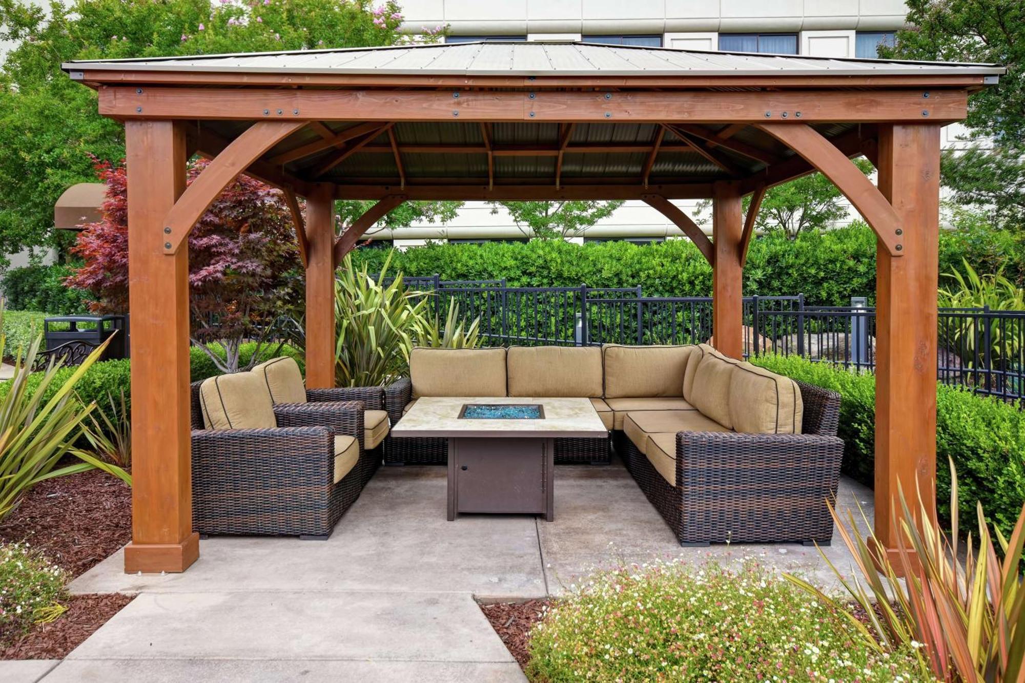 Doubletree By Hilton Pleasanton At The Club Hotel Exterior photo